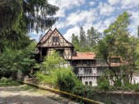 Schönes Fachwerk auf dem Weg zum Schloß Peles