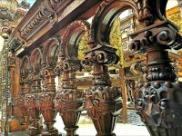 Schöne Schnitzereien am Geländer des Foyer im Schloß Peles