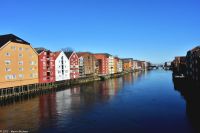 Hurtigruten - MS Polarlys - Historische Speicherhäuser am Nidelven (der Nidfluss) in Trondheim