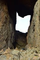 Hurtigruten - MS Polarlys - Wanderung zum Torghatten (man beachte den Größenvergleich zwei Personen am unteren Lochrand) und weit davor drei weitere Wanderer (blaue Jacken)