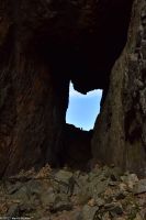 Hurtigruten - MS Polarlys - Wanderung zum Torghatten (man beachte den Größenvergleich zwei Personen am unteren Lochrand)