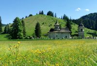 Kirche und Friedhof beim Kloster Sucevita