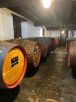 Kleine Weinfässer in Blandys Weinlodge
