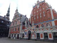 Riga: Schwarzhäupterhaus mit Petrikirche