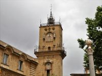 Uhrturm mit astronomischer Uhr am Rathaus von Aix