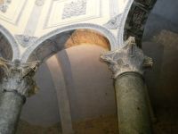 mit römischen Säulen