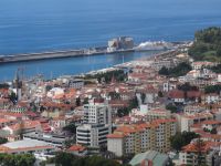 Blick aus der Seilbahn auf den Hafen und die Altstadt von Funchal