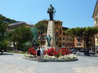Am Denkmal in S. Margherita am Hafen