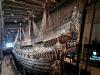 Die Vasa, 1628 bei ihrer Jungfernfahrt im Hafen von Stockholm gesunken