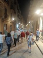 gemeinsamer Spaziergang durch die abendliche Altstadt von Trapani