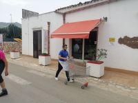 Schnelleinkauf im Dorfladen vor der Wanderung
