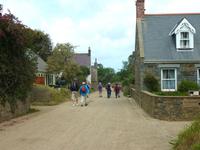 Wanderung entlang der Gärten und Häuschen von Sark