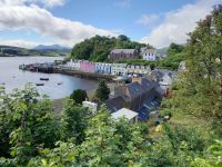 Blick zum Hafen von Portree auf Skye