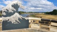 Hochwasser-Denkmal auf der Augustusbrücke - Elbe-Hochwasser 2002