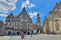 Schlossplatz in Dresden mit Residenzschloss und Georgentor