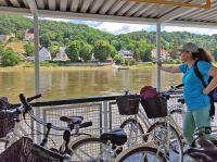 Überquerung der Elbe mit der Elbfähre Niederpoyritz - Reiseleiterin Kristin