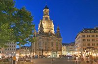 Ausklang des Tages am Dresdner Neumarkt mit Blick zur Frauenkirche