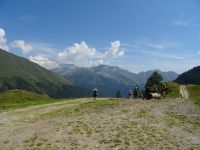Die Gletscherwelt der Zillertaler Alpen in Sicht (links)