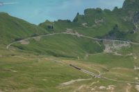 Die Bahn schlängelt sich durch die Berge