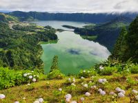 Azoren, Insel Sao Miguel, Sete Cidades, grüner See vorn und blauer See hinten