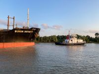 Ein Schiff geht auf große Fahrt.