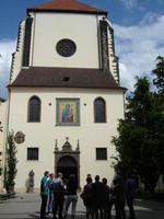 Im Hof der Maria-Schnee-Kirche