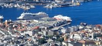Aida Sol und Hurtigrutenschiff im Terminal Bergen