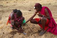 270 Feuer machen im Masai Dorf