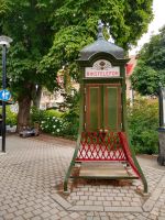 Hinter den Türen stehen Bücher in den Regalen. Trosa