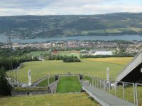Blick von den Schanzen auf Lillehammer  und Mjösasee