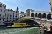 Venedig - Canal Grande - Ponte di Rialto mit Vaporetto (Wasserbus)
