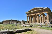 Antikes Paestum - Archaischer Heratempel im Hintergrund jüngerer Klassischer Poseidontempel (rechts)