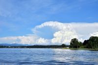 Ein kräftiges Gewitter baut sich über dem Lago Maggiore auf, das uns aber erst zum geschützten Abendessen erreicht