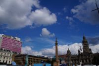 George Square mit Sir Walter Scott-Säule und Rathaus (rechts)