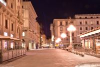 Florenz - Straßenhändler schießen blaue Flugobjekte in die Luft...