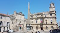 Place de la République mit Obelisk und dem Rathaus von Arles