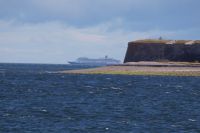 Kreuzfahrtschiff taucht hinter Fort George auf