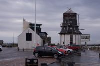 Alter und neuer Hafenkontrollturm, Aberdeen - der alte sieht ein wenig aus wie eine Holländerwindmühle