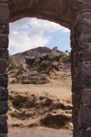 Blick durch die Ruine der Antoniuskapelle auf den Sitz des Arthur