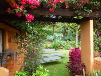 … mit einer Terrasse vor dem Zimmer…