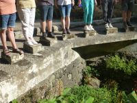 Hier kommen wir trockenen Fußes über den Bach