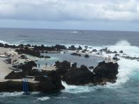 Die Brandung kann den Badenden nichts anhaben