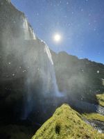 Rundgang am Seljalandsfoss Wasserfall