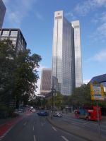 DSCN6531.JPG    jede Bank hat einen Wolkenkratzer