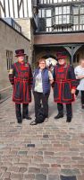 20220829 100824 Mit Yeomen Warders im Tower of London
