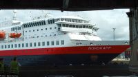 Nordland - Einfahrt nach Bodø - nordgehendes Hurtigruten-Schiff M/S Nordkapp (Postschiff)