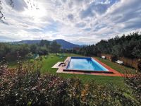 Blick vom Hotel in die Region und auf den Hotelpool