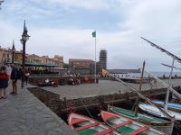 im Zentrum von Collioure (mit leider eigerüstetem Kirch- und Leuchtturm)