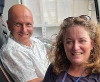 Reiseleiterin Simone und Busfahrer Daniel