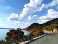 Kurvenreich und spektakulär, die Straße zur Rab-Fähre